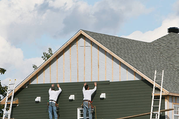 Professional Siding technician working in Hudson, IL